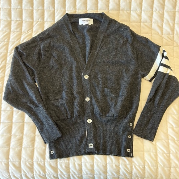 Authentic Thom Browne 100% Cashmere Gray Side Button Arm Stripe Cardigan Size 3 - Picture 4 of 12